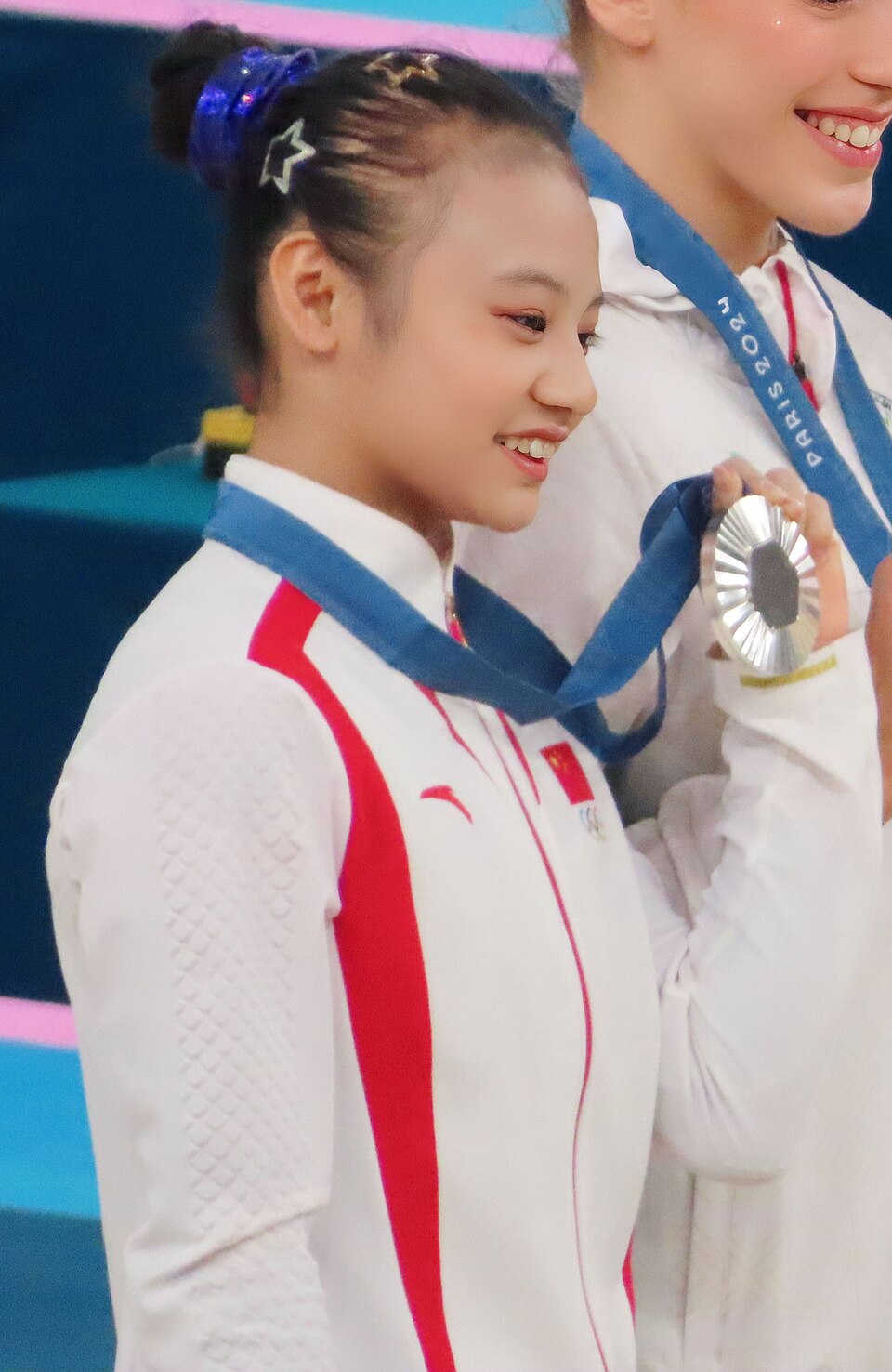 Qiu Qiyuan on the uneven bars podium, Paris 2024