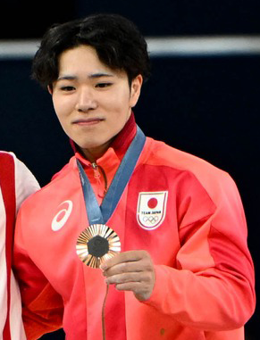 Shinnosuke Oka at the parallel bars medal ceremony, Paris 2024